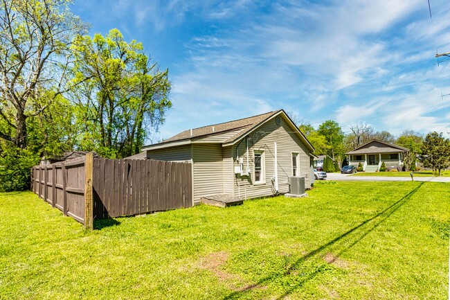 Building Photo - Newly Remodeled Home with Fenced-In Yard!