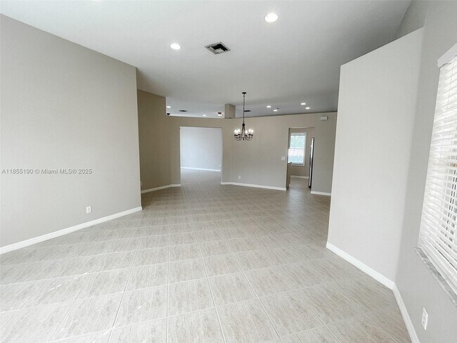 Building Photo - 686 Maplewood Ct