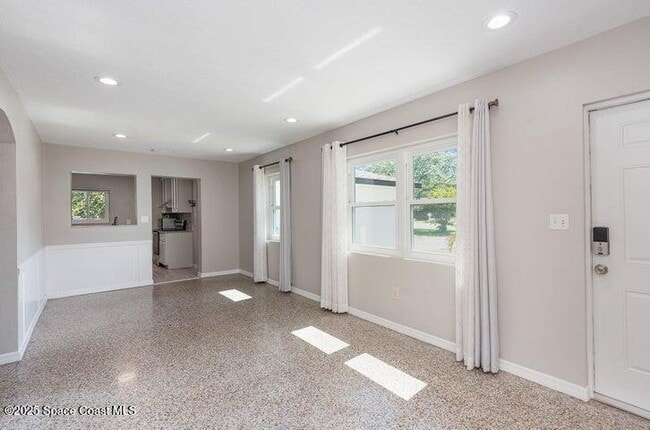 Building Photo - 215 N Riverside Dr