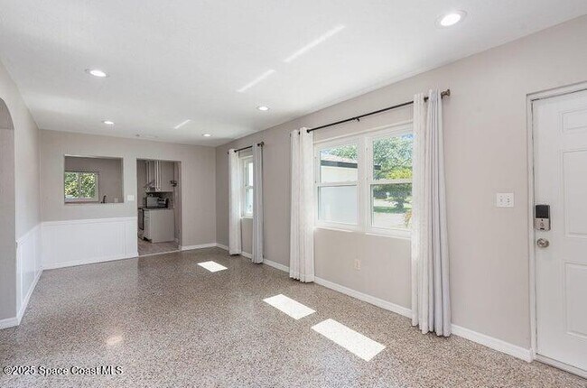 Building Photo - 215 S Riverside Dr