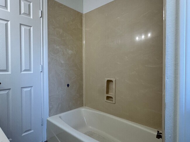 Building Photo - 627 W 2nd St