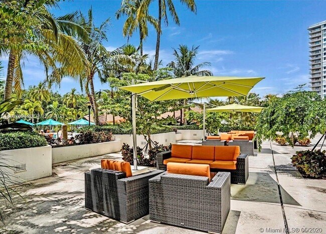 Building Photo - 100 Bayview Dr