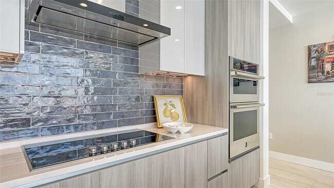 Building Photo - 301 QUAY Cmn