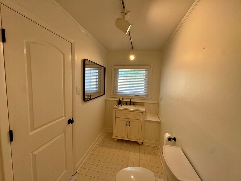 Building Photo - 732 Hillgate Rd