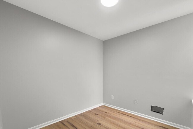Building Photo - 2526 E Fayette St