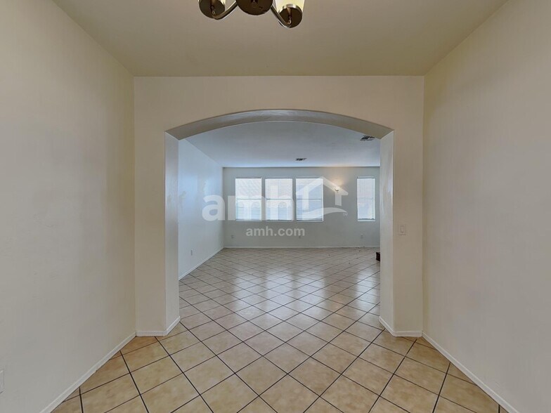 Building Photo - 528 E Calle Escora