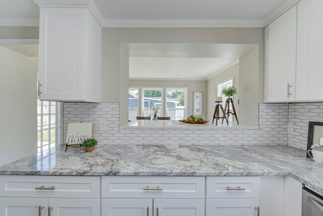 Building Photo - 701 Lincoln St