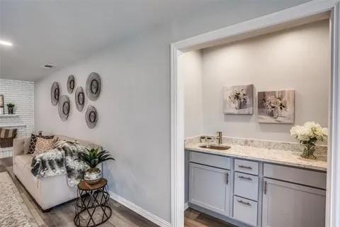 Building Photo - 4031 Port Royal Dr
