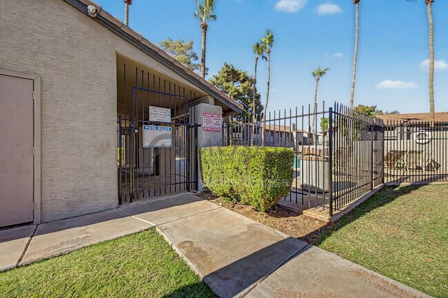 Building Photo - 533 W Guadalupe Rd