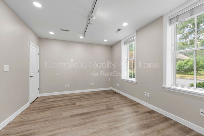 Building Photo - 620 S Benton Ave