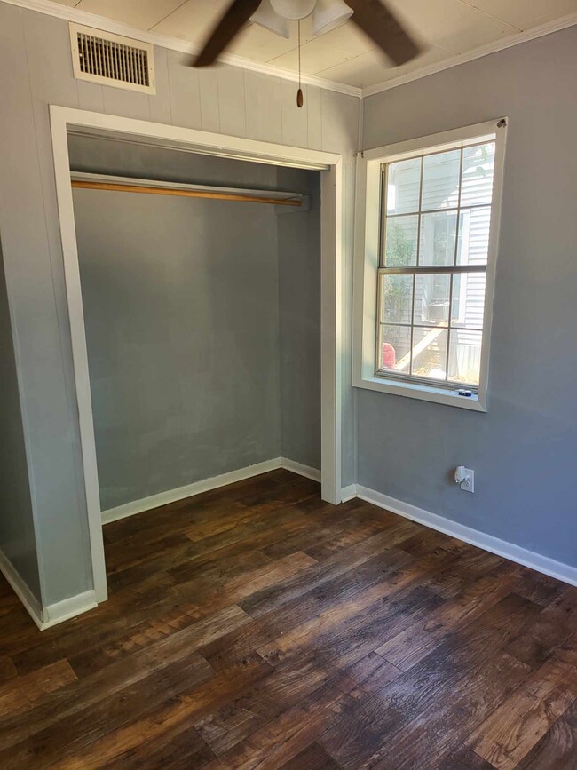 Building Photo - 943 S Micheaux St