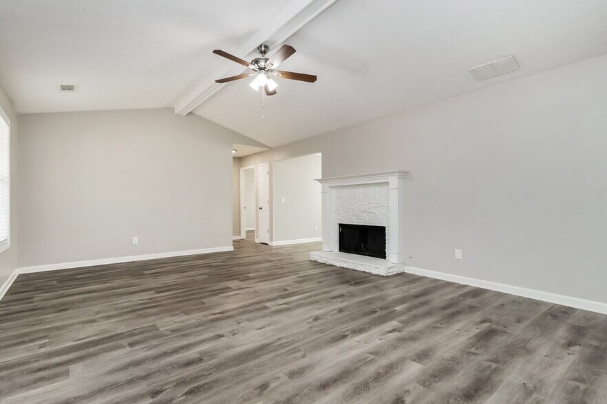 Building Photo - 335 Cattlemans Cir