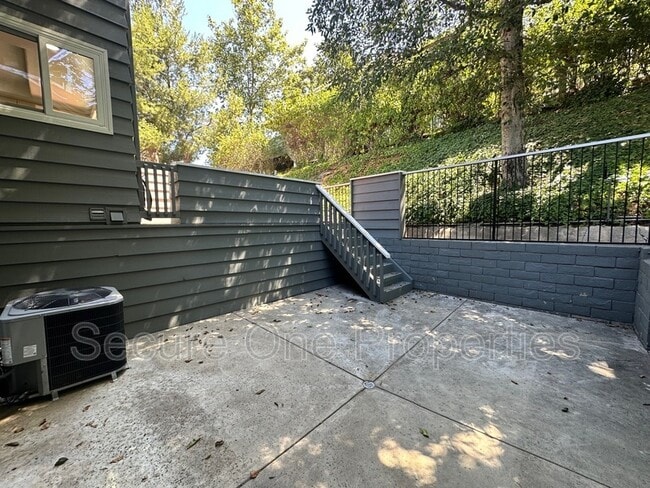 Building Photo - 4671 Club View Dr