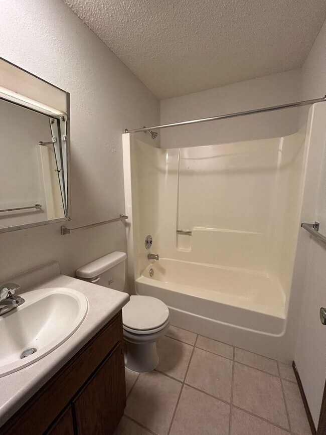 Building Photo - 1 Bedroom Apartment in Lonsdale Main Level