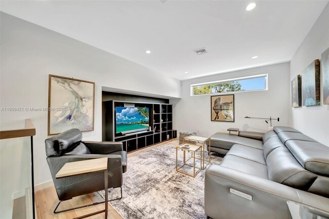 Building Photo - 544 N Victoria Park Rd