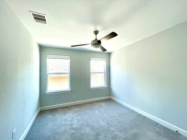 Building Photo - 1211 Marconi St