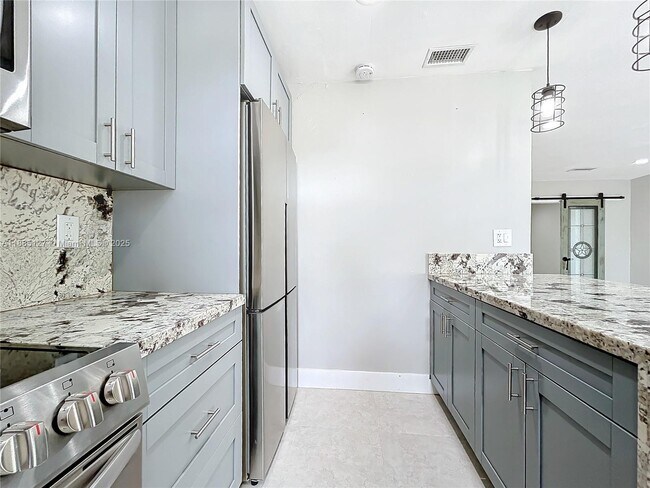 Building Photo - 13804 Kendale Lakes Dr