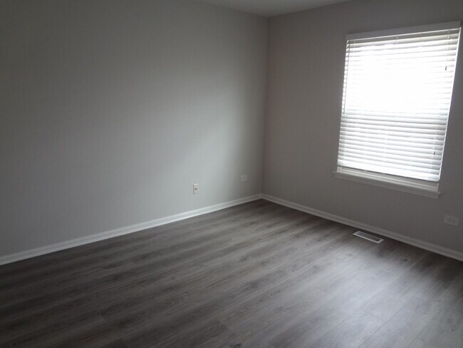 Building Photo - 220 Brett Cir