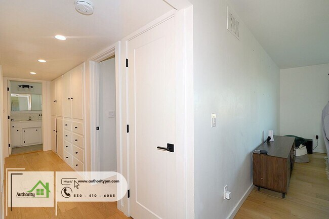 Building Photo - 1225 Manzanita Hills Ave