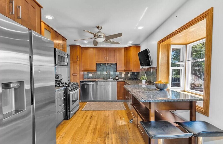 Building Photo - Beautiful Lakewood ranch-style home near Jackson Park