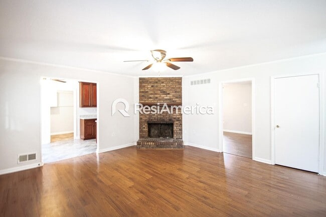 Building Photo - Newly Renovated 3/2 In Bartlett