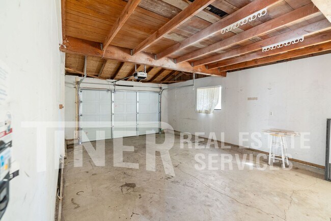 Building Photo - STUNNING UPDATED HOME 5 BEDROOM HOME ON CO...