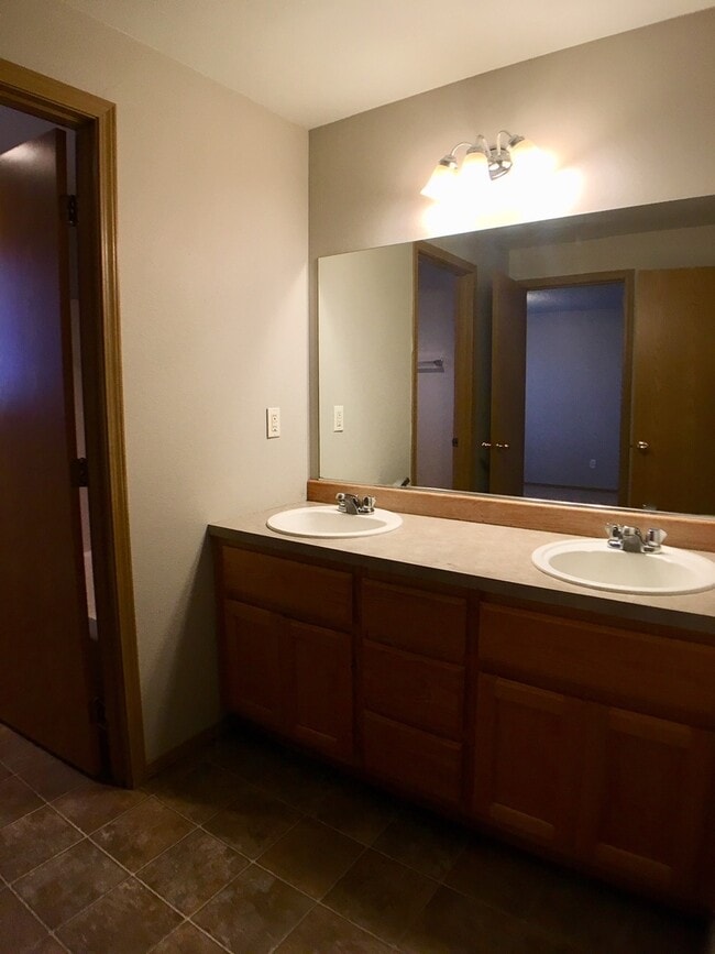 Building Photo - Finic5