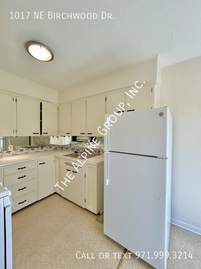 Building Photo - 1017 NE Birchwood Dr