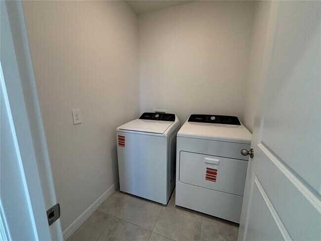 Building Photo - 5526 Clove Row