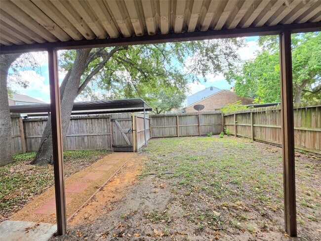 Building Photo - 11805 Southlake Dr
