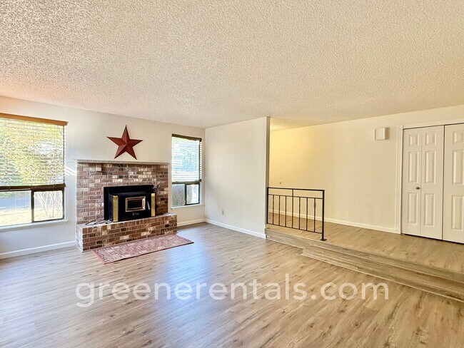 Building Photo - Cozy Meets Convenient in This Lacey Charme...