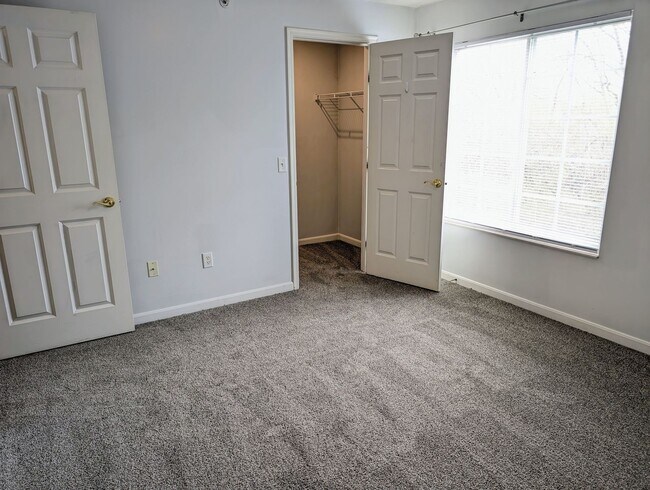 Building Photo - AVAILABLE NOW- Convenient 2 Bed/2 Full Bath Condo in Beavercreek!