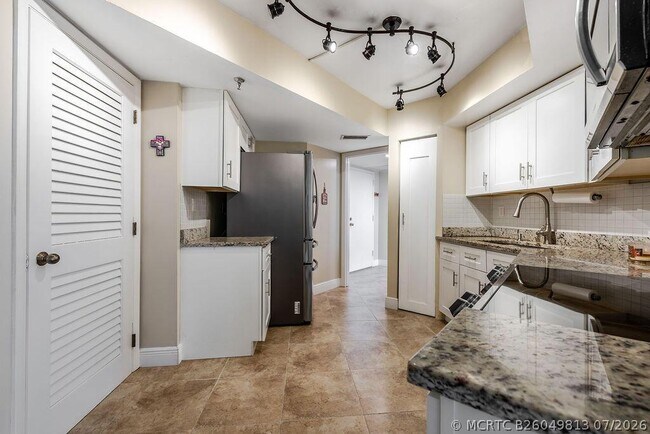 Building Photo - 6463 La Costa Dr