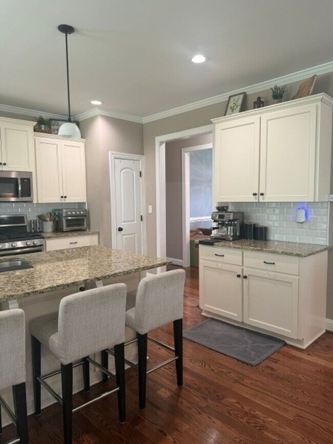 Building Photo - 207 Waverly Dr