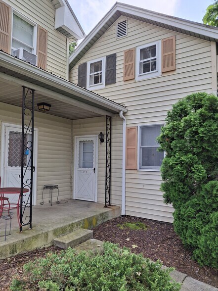 Building Photo - 237 Hanshue Rd