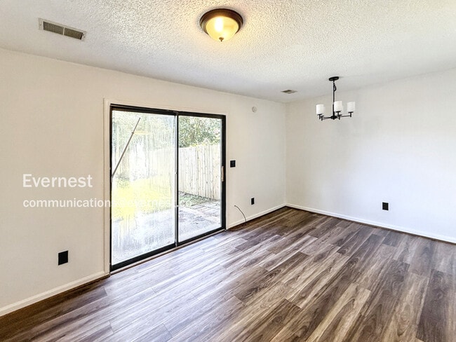 Building Photo - 2227 Cheshire Dr