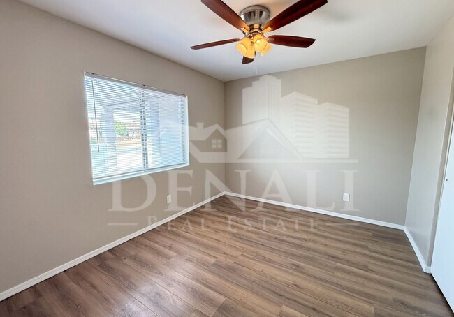 Building Photo - 10921 W Sells Dr