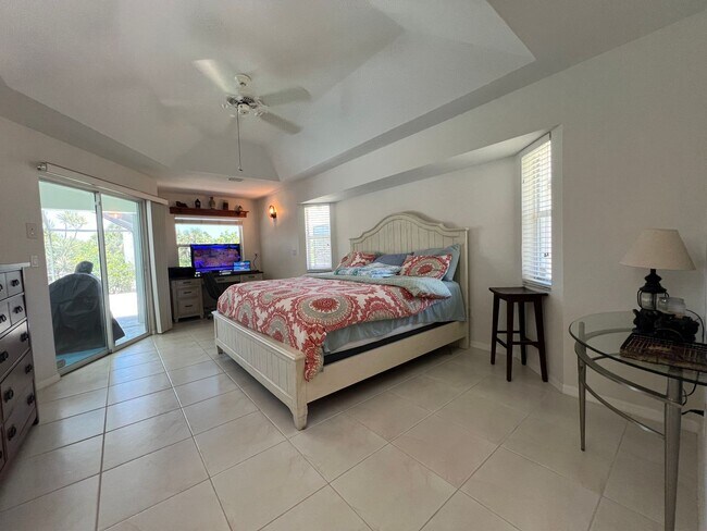 Building Photo - FURNISHED SHORT TERM RENTAL - 3 Bed / 2 Ba...