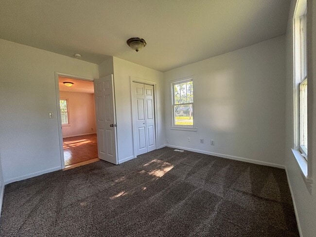 Building Photo - Available now 2 bedroom 1 bath with bonus ...