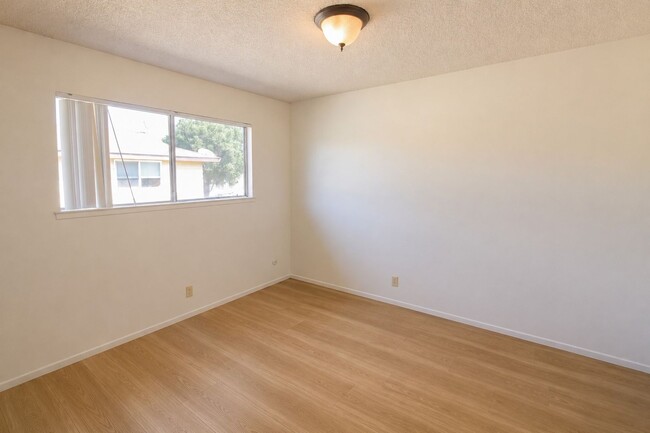 Building Photo - 2 Bedroom Townhouse Style Apartment with Private Fenced Patio