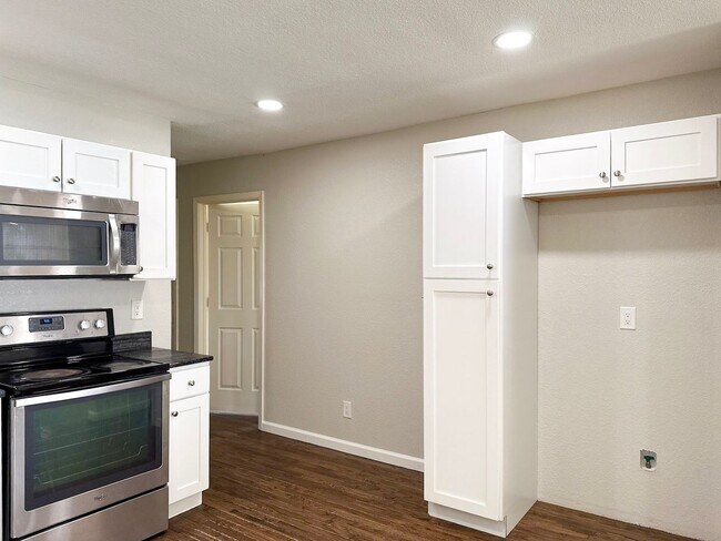 Building Photo - 4 Bedroom / 2 Bath