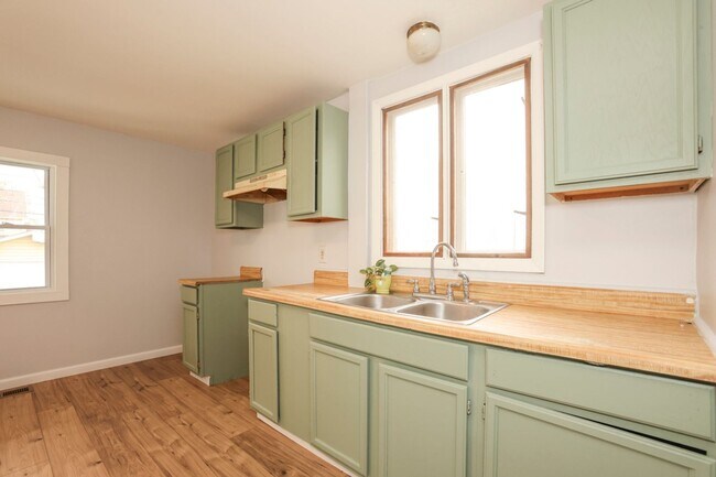 Building Photo - GREAT SINGLE FAMILY HOUSE . WAITING FOR YOU TO CALL HOME !!