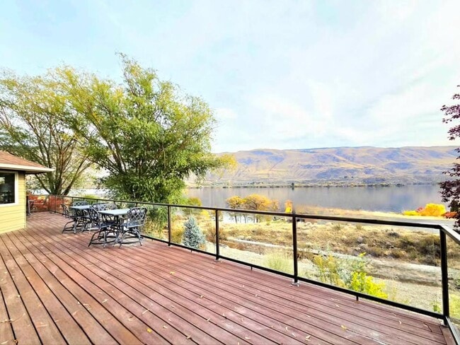 Building Photo - Gorgeous 4 Bed, 3 Bath Home w/ STUNNING RIVER FRONT VIEWS!!