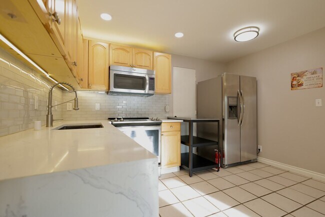 Building Photo - 2BR/2BA Downstairs Duplex with Parking and W/D