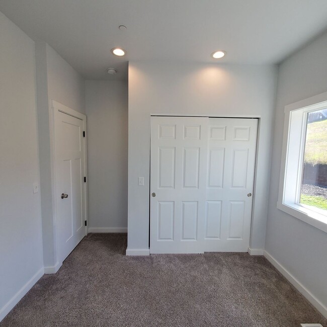 Building Photo - Dog friendly Lakeview 3 Bed: 2Bath w/2 Car...