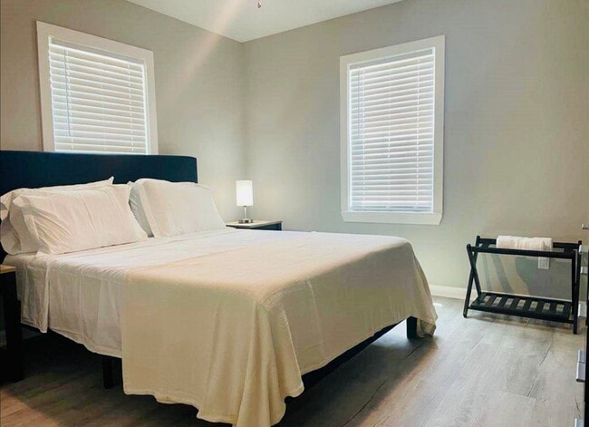 Building Photo - 609 Lakeshore Dr