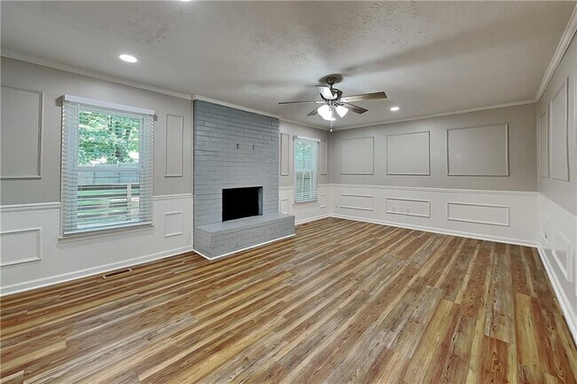 Building Photo - 6839 Woodcreek Ln