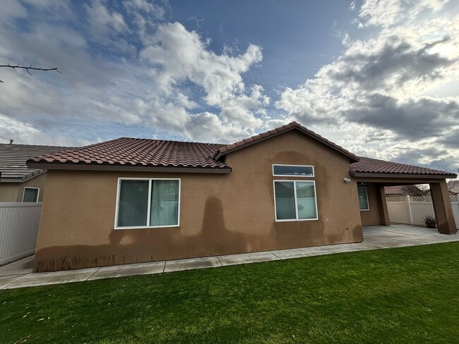 Building Photo - Beautiful 4 Bedroom / 3 Bathroom home in t...