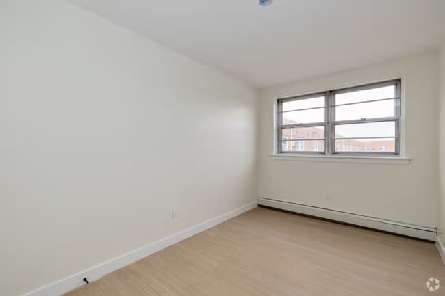 Building Photo - 921 Tyson Ave