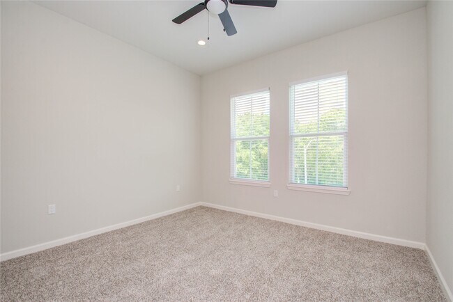 Building Photo - 4916 Sunbeam St